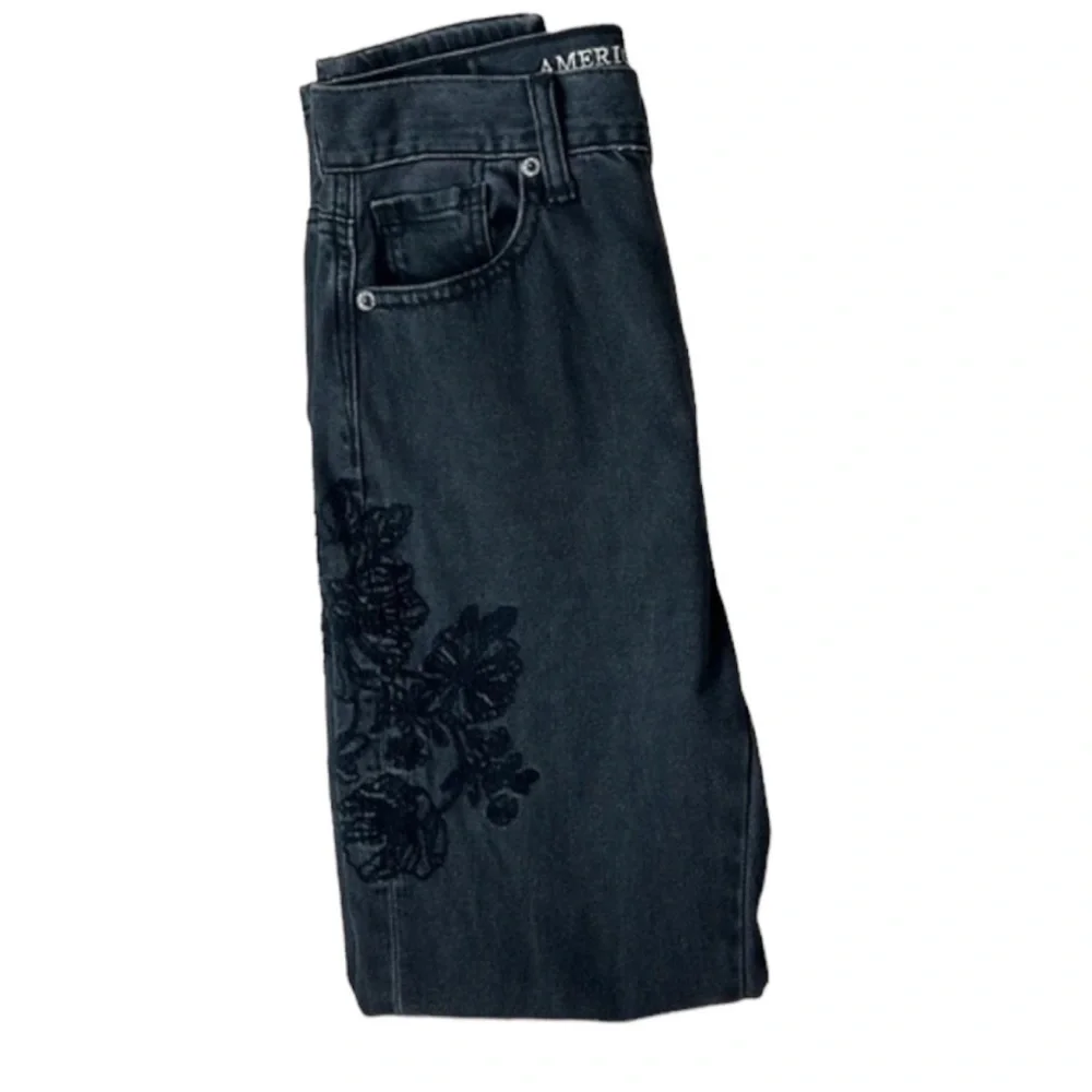 AEO Faded Black High Rise Ankle Mom Jean Size 00 Floral Rose Embroidery - Picture 7 of 12